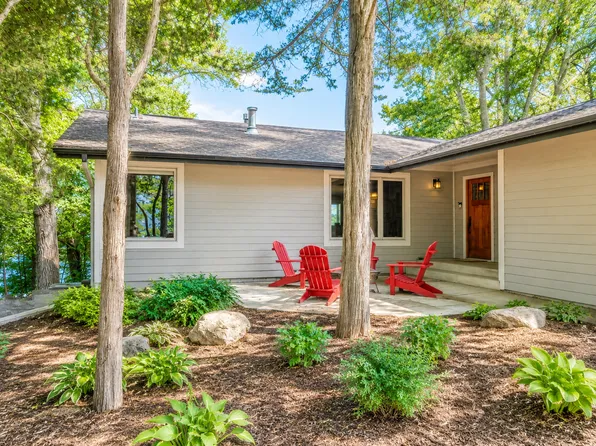 3890 Lone Cedar Cir, Chaska, MN 55318