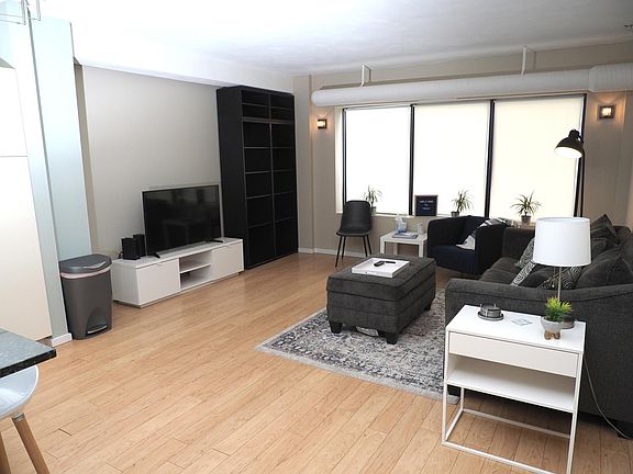 3rd image of 250 S Meridian St Ste 401