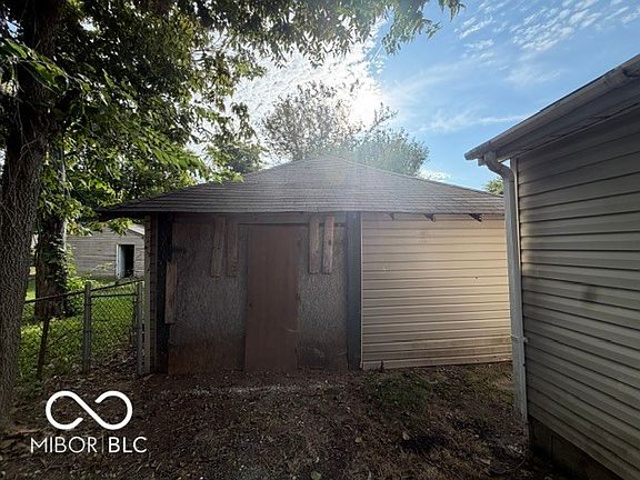 5th image of 3327 S Foltz St