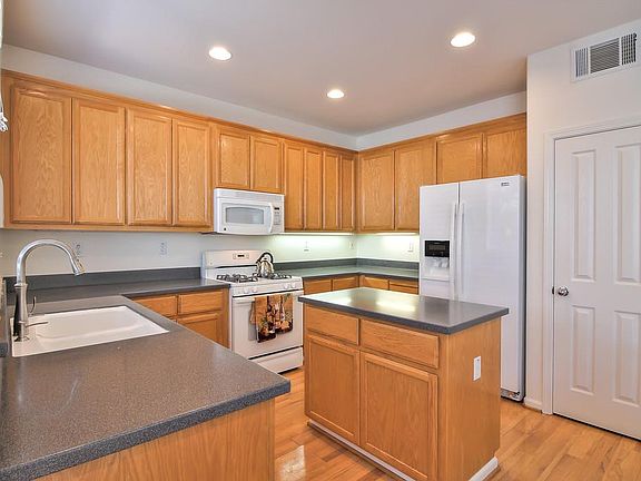 5th image of 909 Wilks St