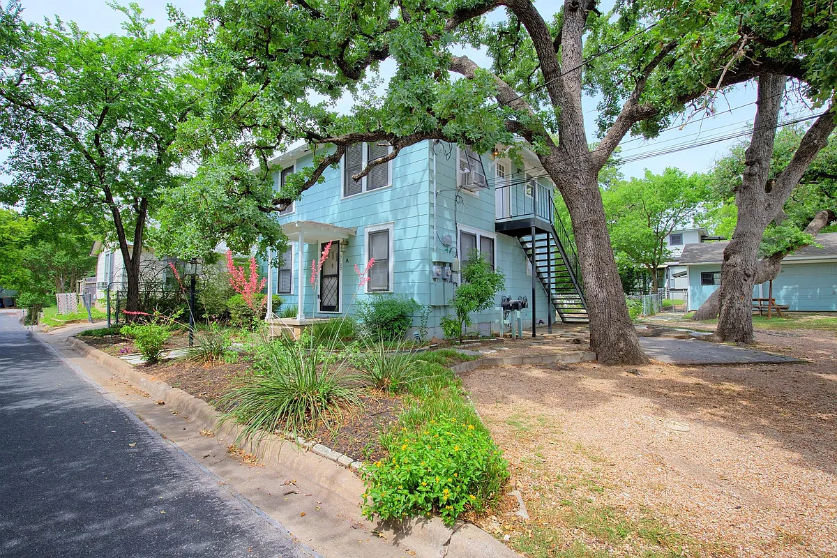 Upstairs unit available - 3102 Kings Ln #B