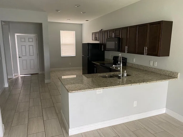 657 Yak Ct — Photo 2