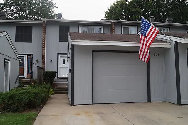 208 Lakeshore Ln photo 1