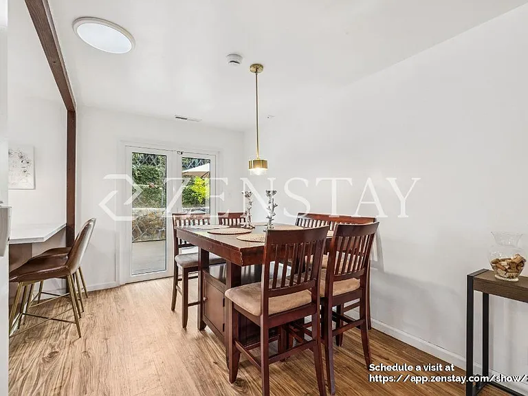 DiningDining Area with Seating for 6Area