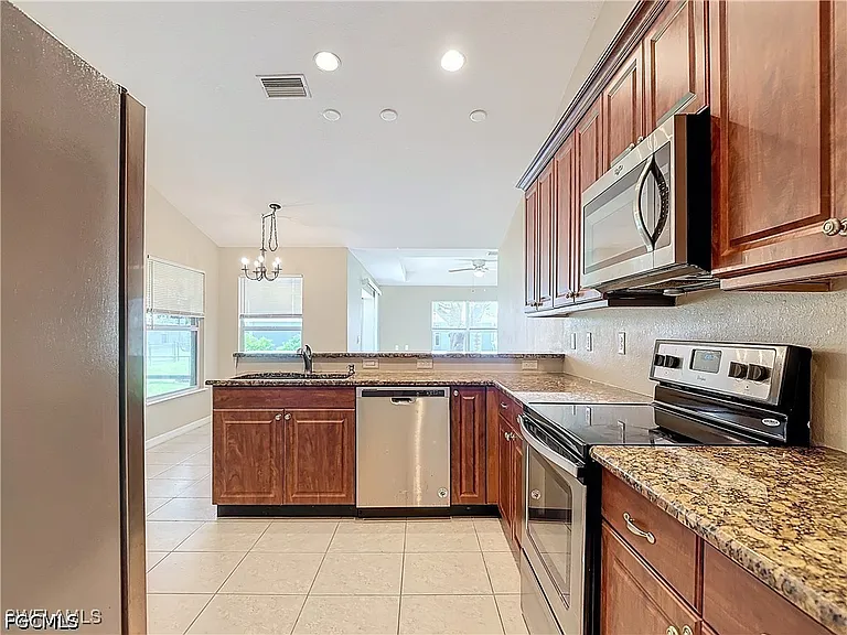 1726 Trafalgar Pkwy — Photo 7