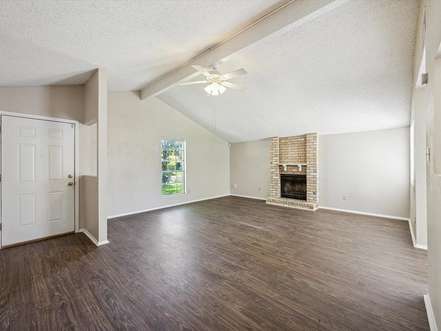 3 bed, 2.0 bath, 1450 sqft, $2,100 — Photo 3