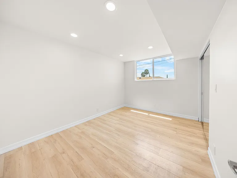 570 W Stocker St #216 — Photo 8