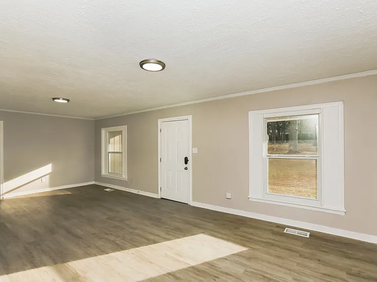 1557337_017_living_room_13460743.jpg