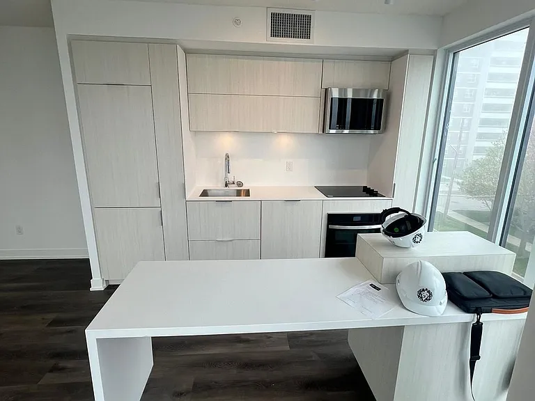 370 Martha St S #204 — Photo 3