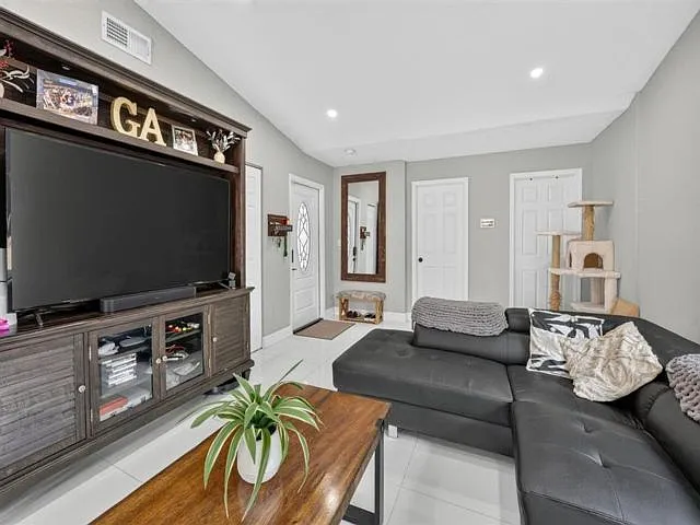 8131 NW 44th Ct — Photo 6