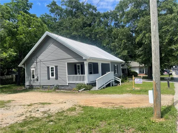 74 Martin Luther King Jr Dr, Winder, GA 30680