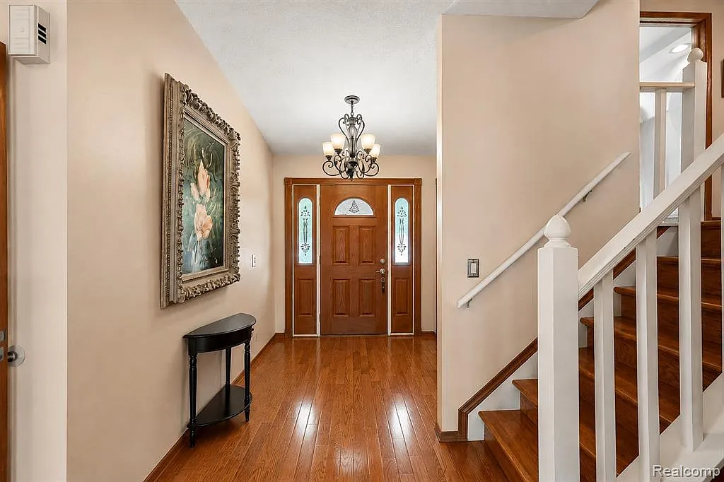 4 bed, 2.5 bath, 2284 sqft, $3,000 — Photo 2
