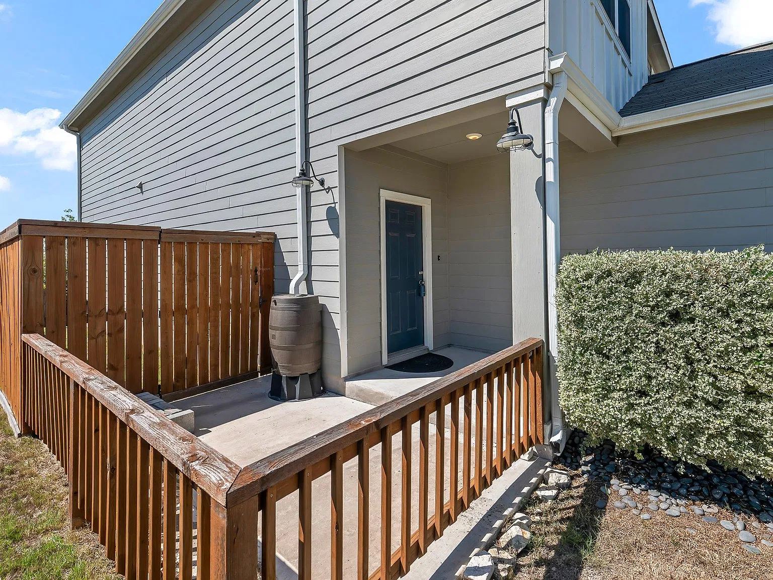 4 bed, 3.0 bath, 2260 sqft, $2,200 — Photo 2