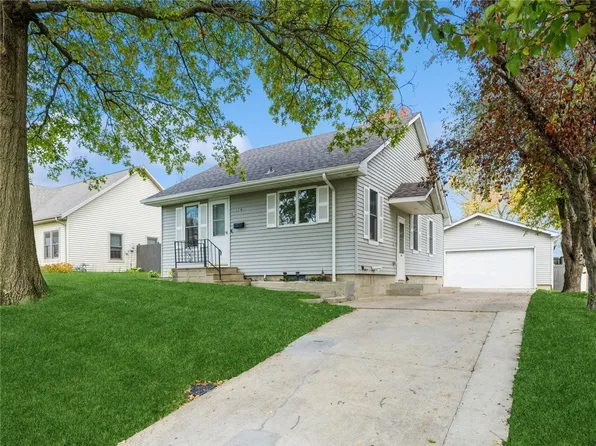 1218 S 6th Ave E, Newton, IA 50208