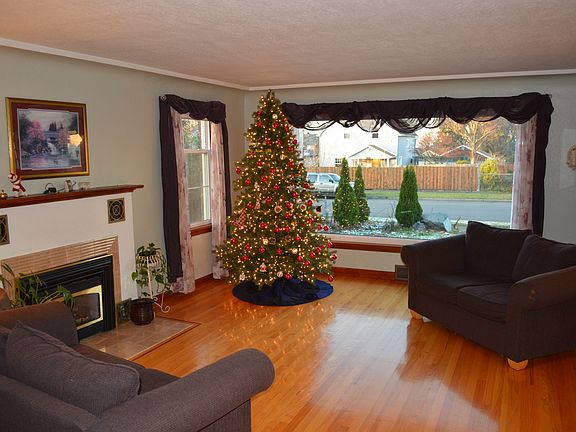 Living Room (Coved ceilings)