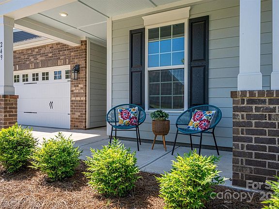 3rd image of 249 Barberry Dr