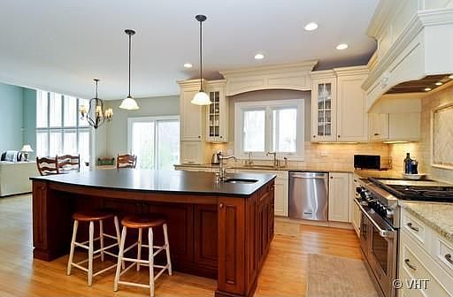 5th image of 4 Woodland Ct E