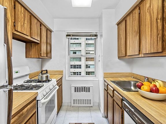 2nd image of 1381 Avenue Of The Amer #5H