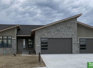 10222 Superior Dr, Papillion, NE 68046