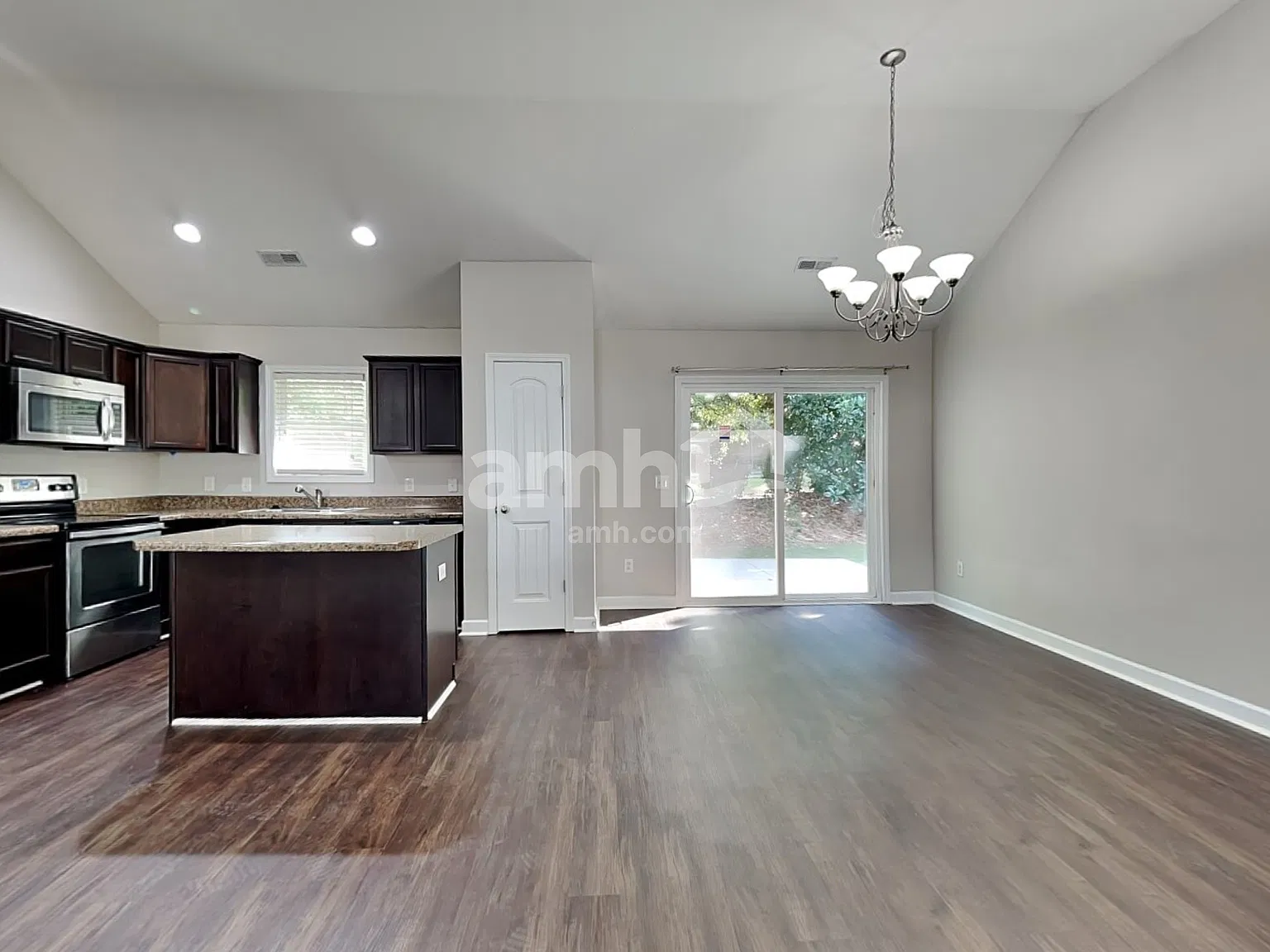 3 bed, 2.0 bath, 1700 sqft, $2,005 — Photo 4