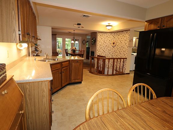 4th image of 714 Edgewood Dr