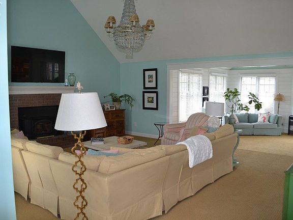 3rd image of 310 Canterbury Dr