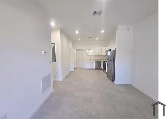 2 bed, 968 sqft, $1,600 — Photo 3