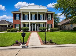 118 Country Manor Rd, Belle Chasse, LA 70037