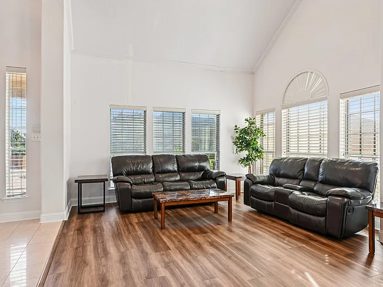 6006 Shadywood Ln — Photo 8