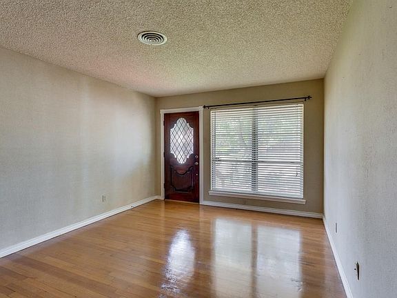 3rd image of 2506 Patricia Ln
