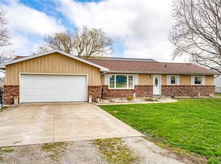 10 Sherman Dr, Altamont, IL 62411