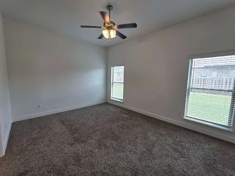 2405 Graham Ln — Photo 6