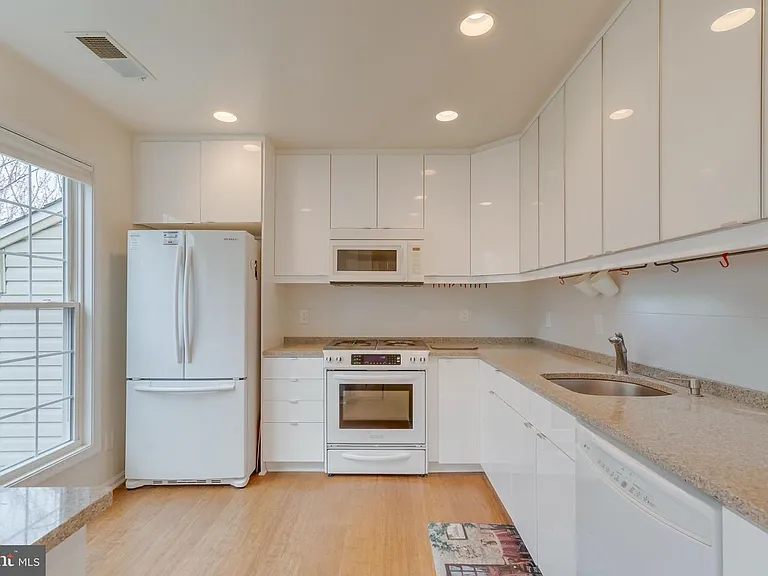 7046 Falls Reach Dr #304 — Photo 10