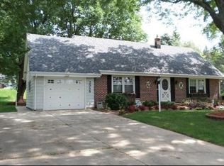 2566 Country Aire Dr, Cedarburg, WI 53012