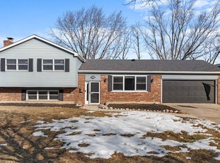 228 Wellington Dr, Crystal Lake, IL 60014