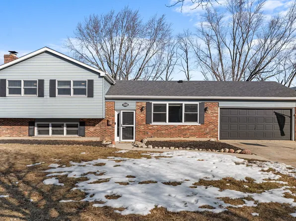 228 Wellington Dr, Crystal Lake, IL 60014