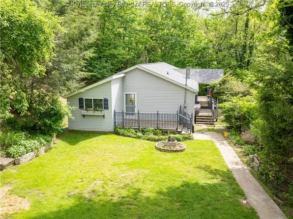 1127 Valley View Dr, Near, WV 25045