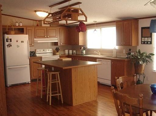 Kitchen w/ Island!