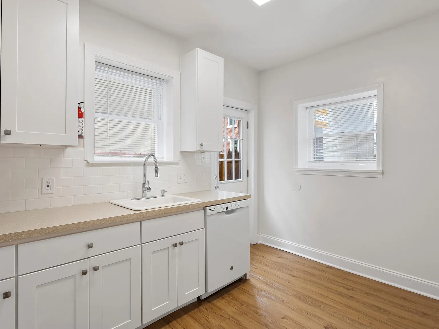 3 bed, 1.5 bath, 1350 sqft, $2,345 — Photo 3