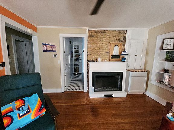 5th image of 810 E Ludington Ave
