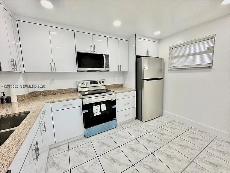 1075 Riverside Dr #302 — Photo 3