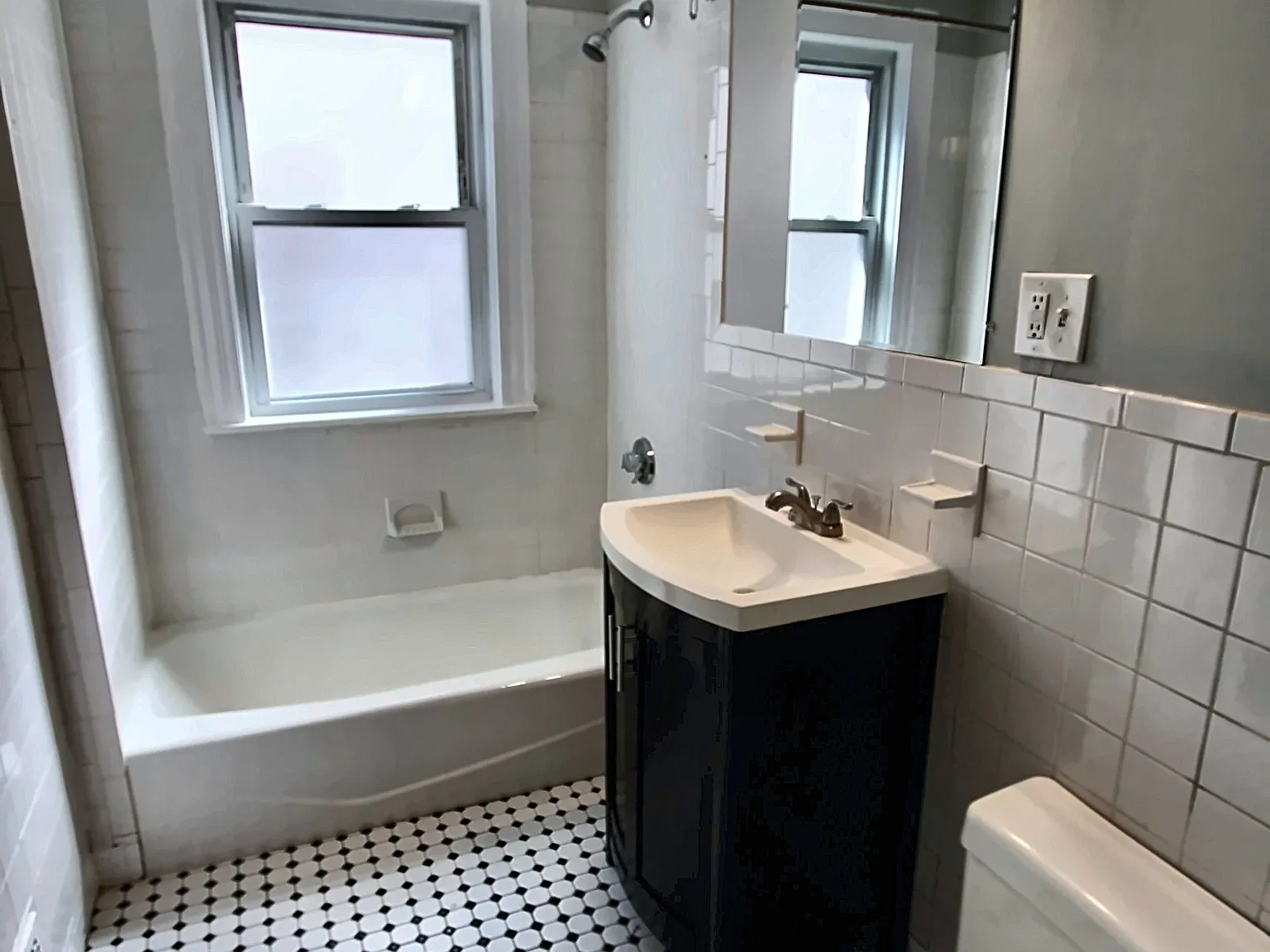4 bed, 1.5 bath, 1350 sqft, $3,500 — Photo 3