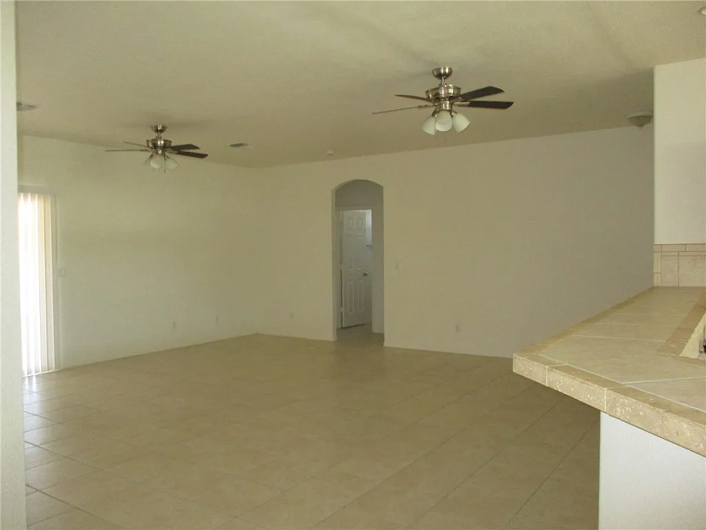 4 bed, 2.0 bath, 2202 sqft, $1,950 — Photo 4