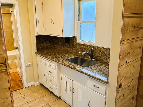 4th image of 909 E St