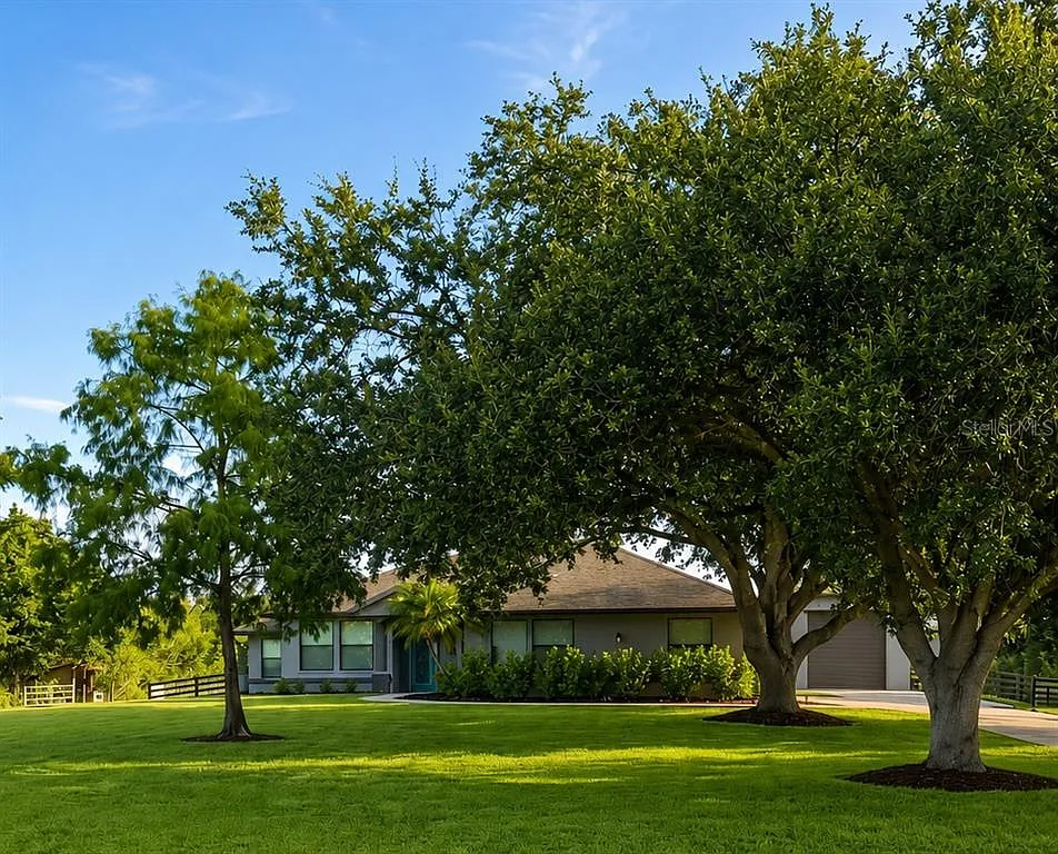 3 bed, 2.0 bath, 2311 sqft, $3,200 — Photo 1