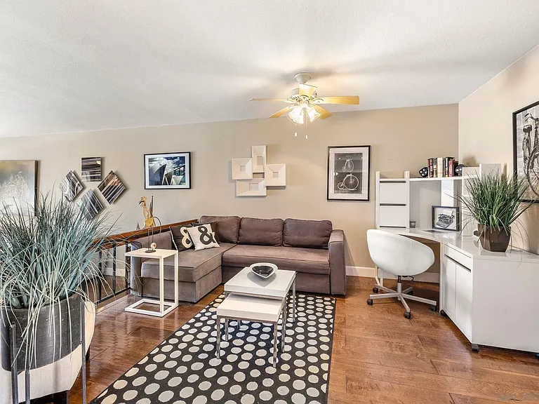 69 Kingston Ct W — Photo 8