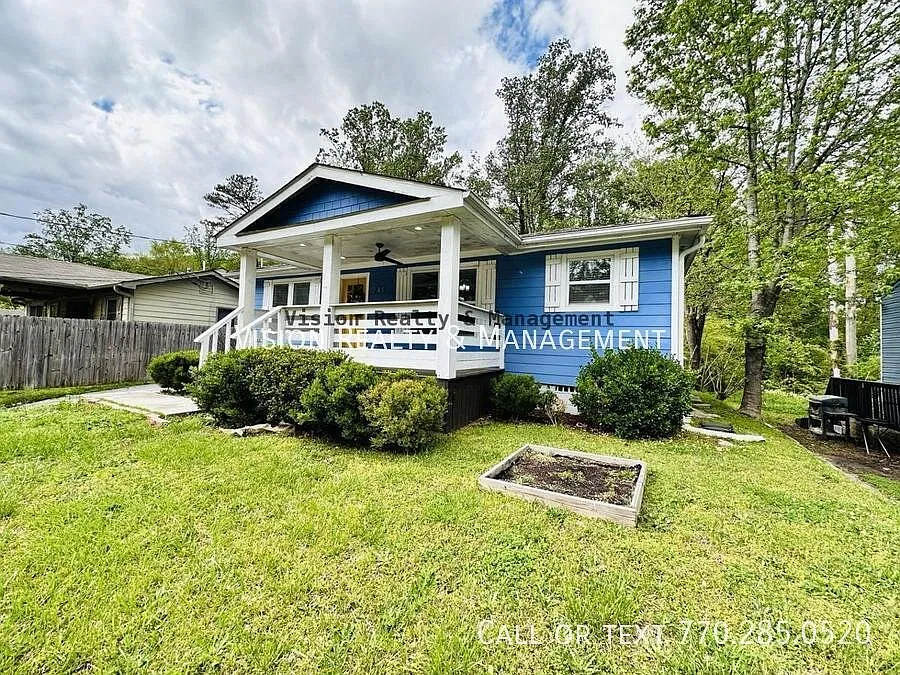 Beautiful 3 BR 2 BA in Hapeville! — Photo 2