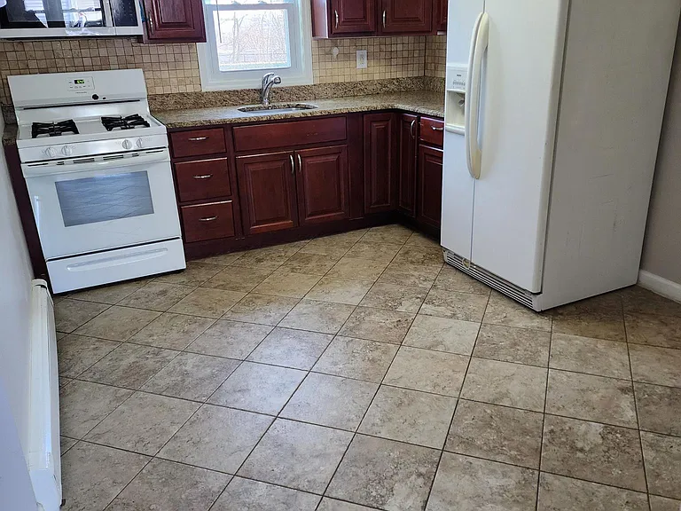 33-37 W Railroad Ave #3 — Photo 3