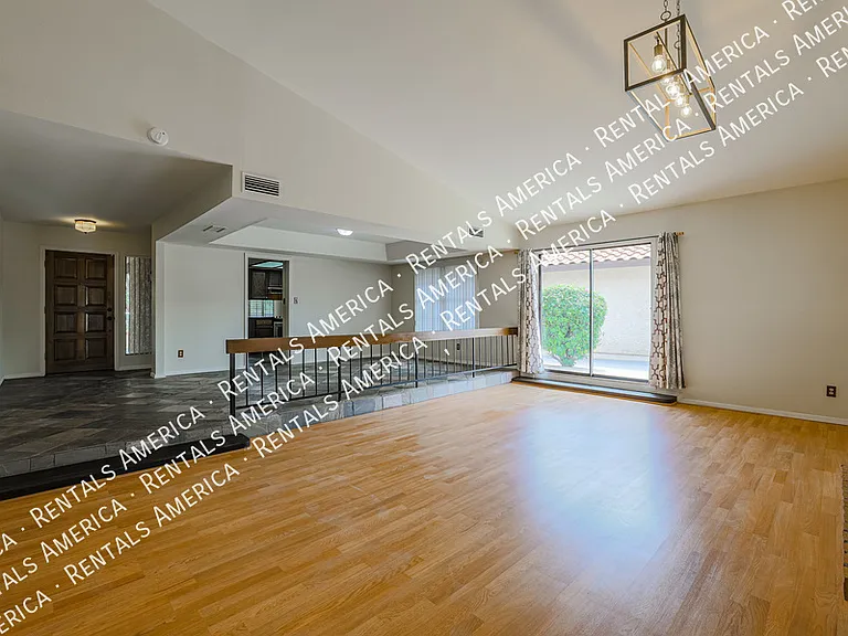 2160 S Catarina — Photo 4