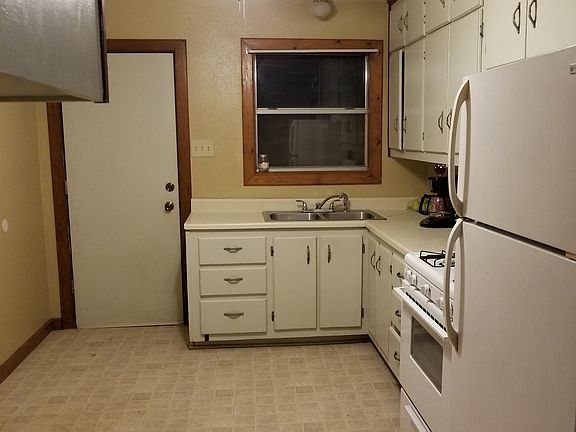 Open kitchen, view from LR.